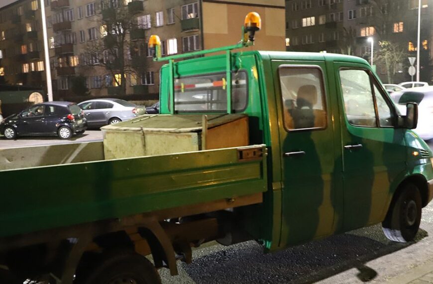 Szarpanina i zniszczone auto przy ul. 11 Listopada. 43-latek zatrzymany po interwencji policji